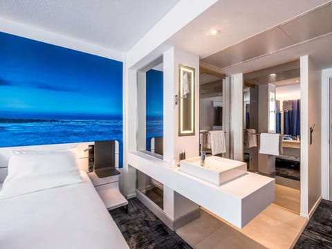 Executive Room, 1 Queen Bed | Premium bedding, minibar, in-room safe, blackout drapes