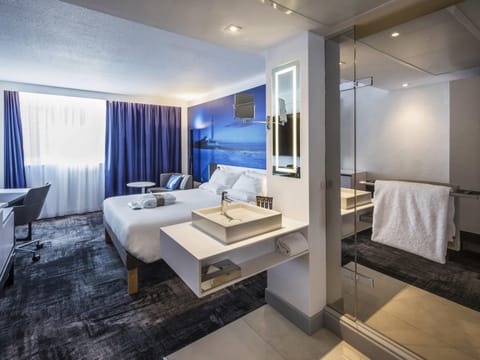 Executive Room, 1 Queen Bed | Premium bedding, minibar, in-room safe, blackout drapes