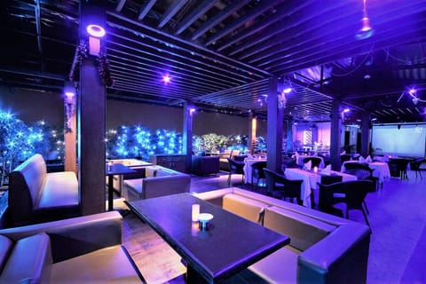 2 restaurants; breakfast, lunch, and dinner served