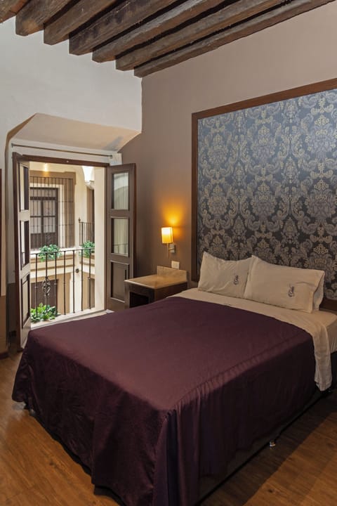 Single Room | Premium bedding, in-room safe, desk, free WiFi