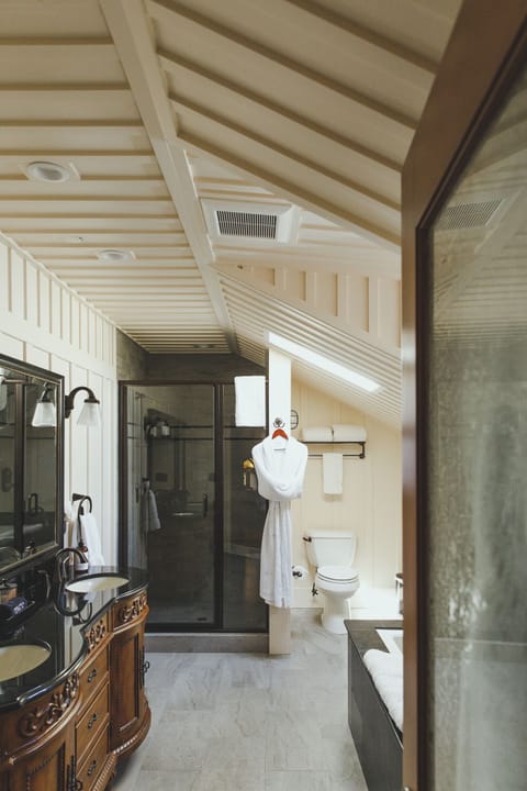 King Tub Deluxe (No Pets) | Bathroom | Designer toiletries, hair dryer, bathrobes, towels