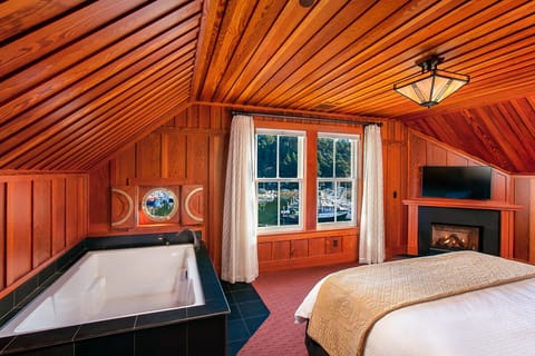 King Tub (No Pets) | Premium bedding, pillowtop beds, in-room safe, individually decorated