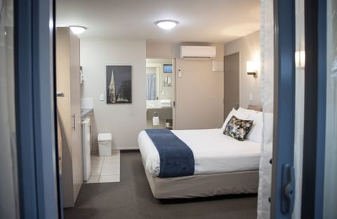 King Studio with Spa Bath | Desk, blackout drapes, iron/ironing board, WiFi (free)