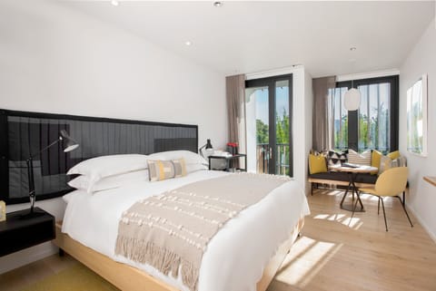 Minibar, in-room safe, free cribs/infant beds, bed sheets