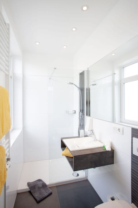 Standard Single Room | Bathroom | Shower, free toiletries, hair dryer, towels