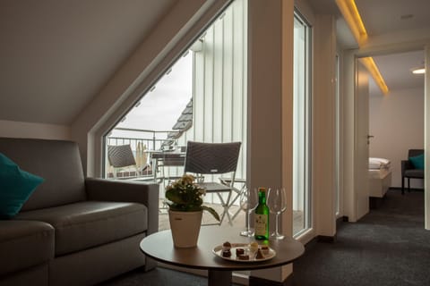 Suite | Hypo-allergenic bedding, minibar, in-room safe, desk