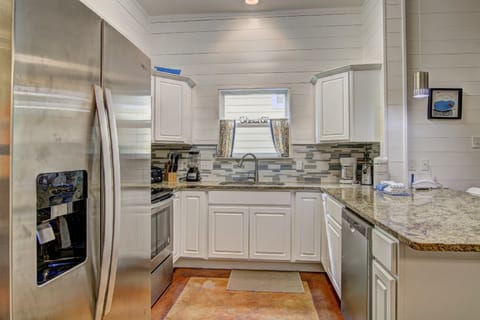 Kitchen - This kitchen is perfect for whipping up quick bites or memorable family meals