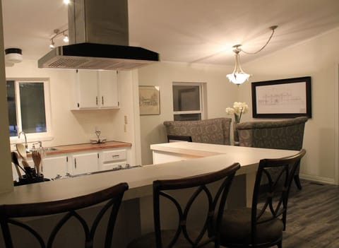 Bar seating for 4, open kitchen, new stove, frig & dishwasher, designer dining