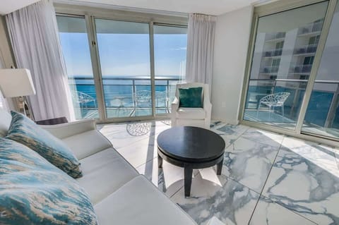 Amazing Living Room with Stunning Views☀️