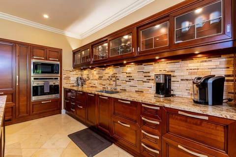 Beautiful granite countertop and spacious! 