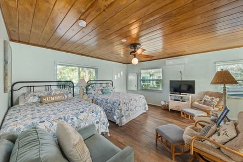 Main Bedroom has Two Queen Beds + One Single Bed & Brand New Flat Screen TV