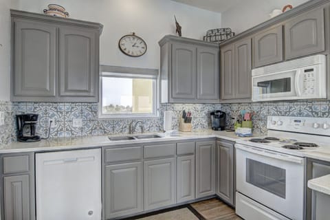 Kitchen - Stylish space that maximizes efficiency without compromising on modern amenities