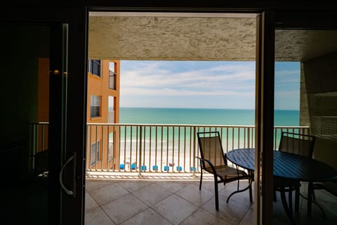 Spacious balcony overlooking beautiful Gulf Coast Beaches of FL -Amazing sunsets