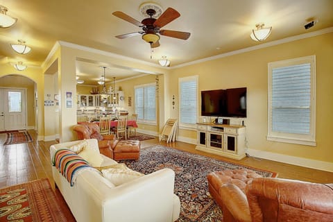 Living Area - Flat screen TV for your convenience