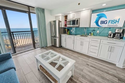 Living Room with Stunning Views☀️