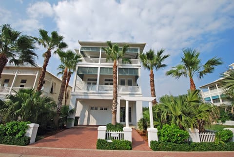 Bella Casa
4 Bedroom 4 Bathroom House
With Private Pool