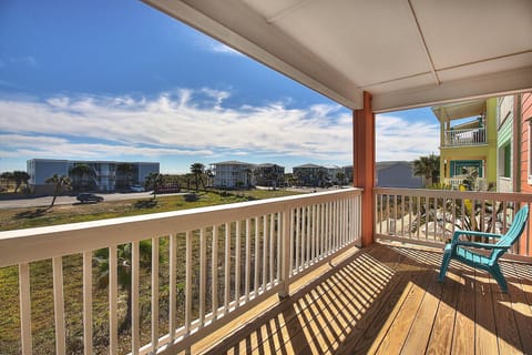 Sip your morning coffee on this spacious balcony while taking in neighborhood views and coastal atmosphere.