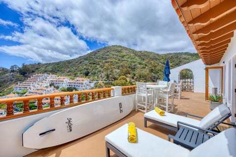H1784-Balcony Lounge