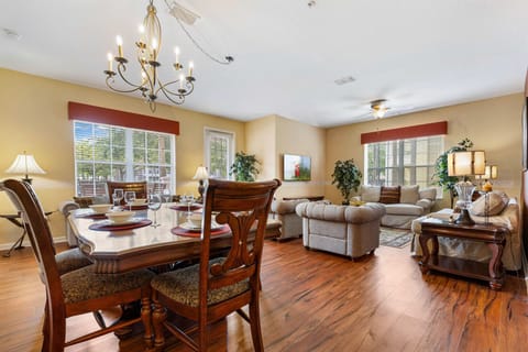 Exclusive living area of the condo in Orlando - Fabulous space to gather around and relax after a adventurous day - Availability of smart TV and Netflix - smart use of wall paintings and table lamps for the decoration - Wooden furnished floor