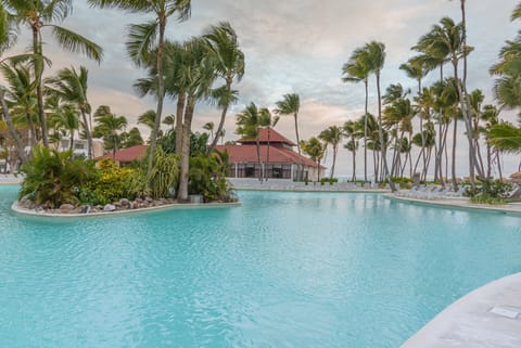 3 outdoor pools, pool umbrellas, sun loungers