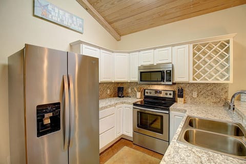 Kitchen - Well equipped kitchen to whip up meals!