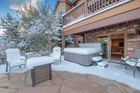 Patio: Fire pit, 4-person hot tub
