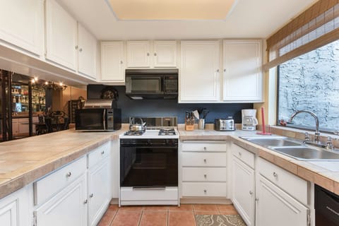 K0264 - Los Pueblos Serene Kitchen (2)