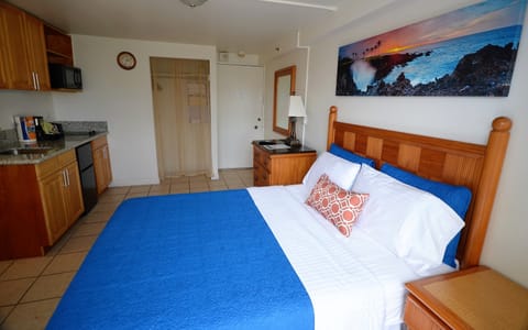 Comfortable Queen Bed, New Linens & Artwork (Photos taken April 2016)