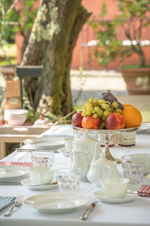 Tableware, Serveware, Dishware, Table, Furniture, Drinkware, Tablecloth, Plate, Food, Porcelain