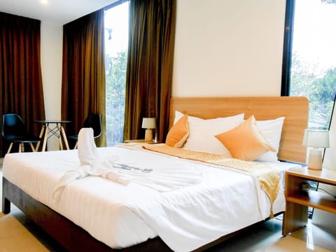 City Suite, 1 King Bed, Refrigerator & Microwave, Mountain View | Hypo-allergenic bedding, down comforters, in-room safe, desk