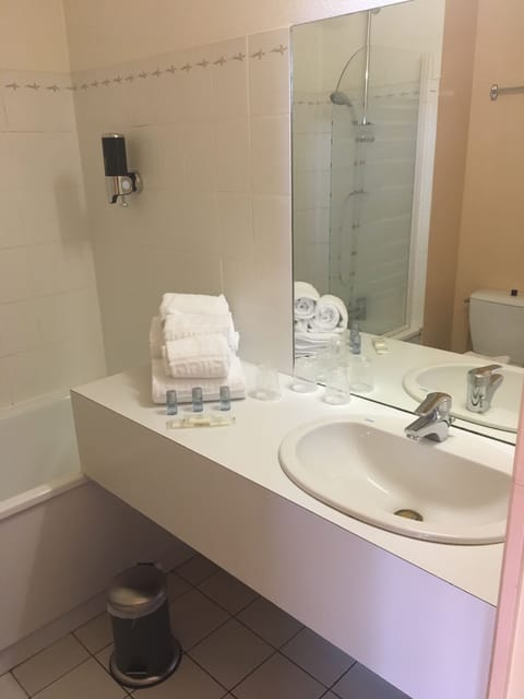 Combined shower/tub, free toiletries, hair dryer, towels