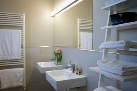 Junior Suite, Vineyard View | Bathroom | Shower, free toiletries, hair dryer, bidet