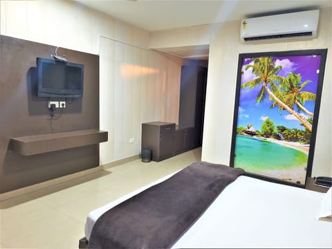 Deluxe Room | 1 bedroom, premium bedding, minibar, individually decorated