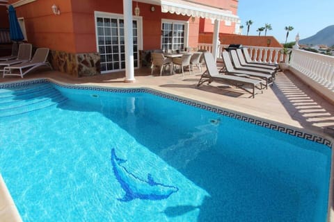 Terrace with view of the Atlantic, heated pool (7,2 x 3,4 m), and sun- loungers 
Terrasse mit Atlantiksicht, beiheizbarem Pool (7,2 x 3,4 m) und Sonnenliegen