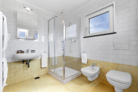 Deluxe Double Room | Bathroom | Shower, free toiletries, hair dryer, slippers