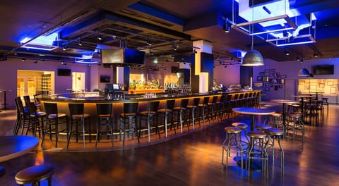 3 bars/lounges