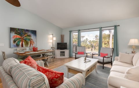 Spacious living room with plenty of seating, cable TV with netflix 