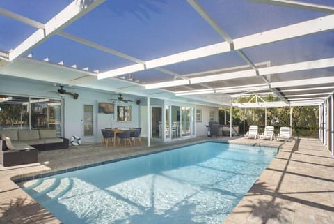 Relax or entertain - huge lanai & pool