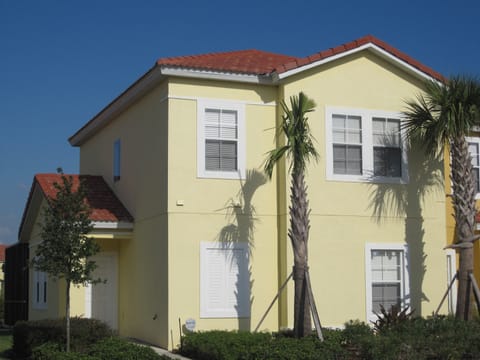 Large end unit townhouse with lake view