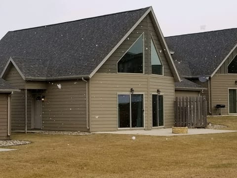 PATIO TABLE AND SEATING FOR 6, FIRE PIT, GRILL PROVIDED