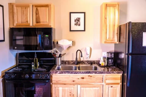 Studio, 1 King Bed (some pet friendly) | Private kitchen | Fridge, microwave, coffee/tea maker