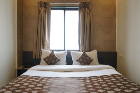 Executive Room AC | Desk, soundproofing, rollaway beds, free WiFi