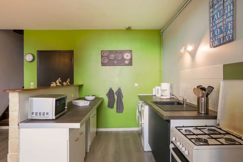 Superior Apartment, Ensuite (Scarlet Turgot) | Shared kitchen | Highchair