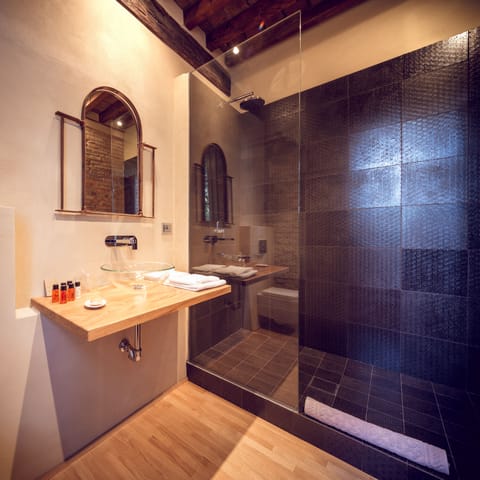 Family Suite, Garden View | Bathroom | Designer toiletries, hair dryer, bidet, towels