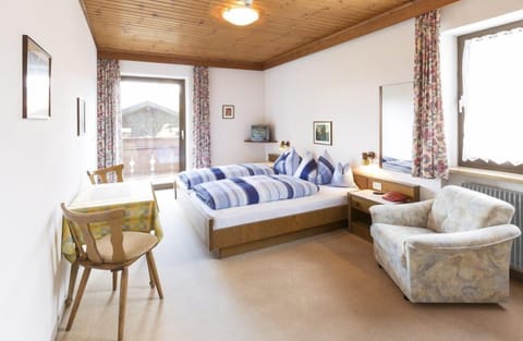 Double or Twin Room | Desk, free cribs/infant beds, rollaway beds, free WiFi