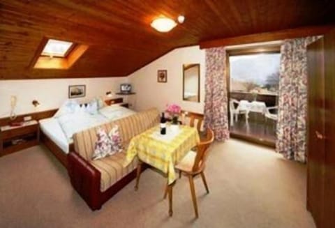 Desk, free cribs/infant beds, rollaway beds, free WiFi