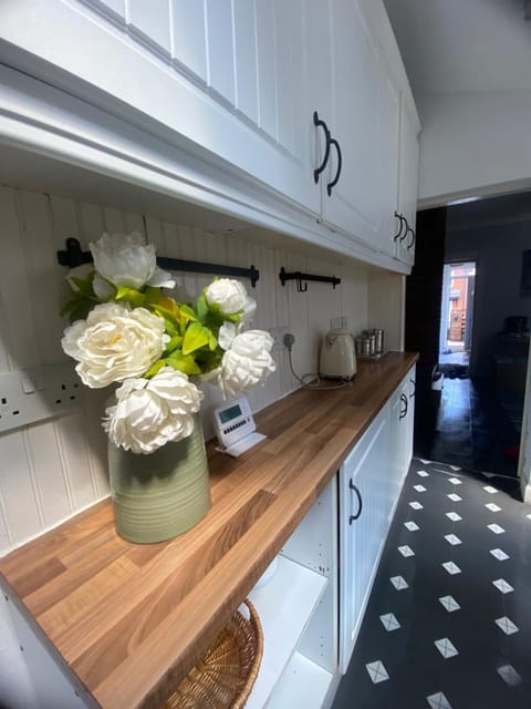 House, Private Bathroom, Garden View (Spacious 3 Bedr 7 people) | Private kitchen | Coffee/tea maker, shared fridge, microwave, oven