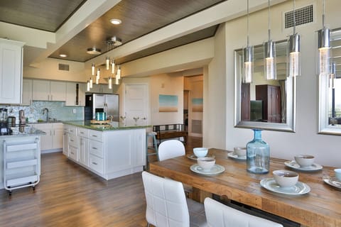 Fully Equipped Kitchen Stainless Appliances and Beachy Counter Tops.