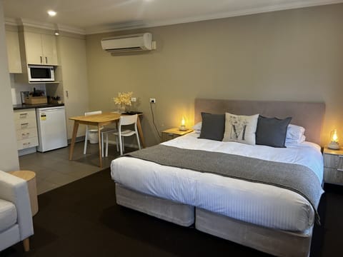 Deluxe King Room | Minibar, desk, iron/ironing board, cribs (surcharge)