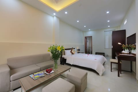  Quiet Suite Family with Skyline Window | Minibar, in-room safe, desk, soundproofing